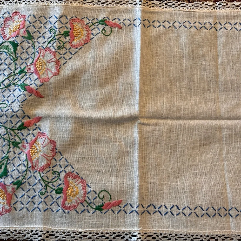 Vintage White Linen & Pink‎ Needlepoint Rose w/Lace Table Runner